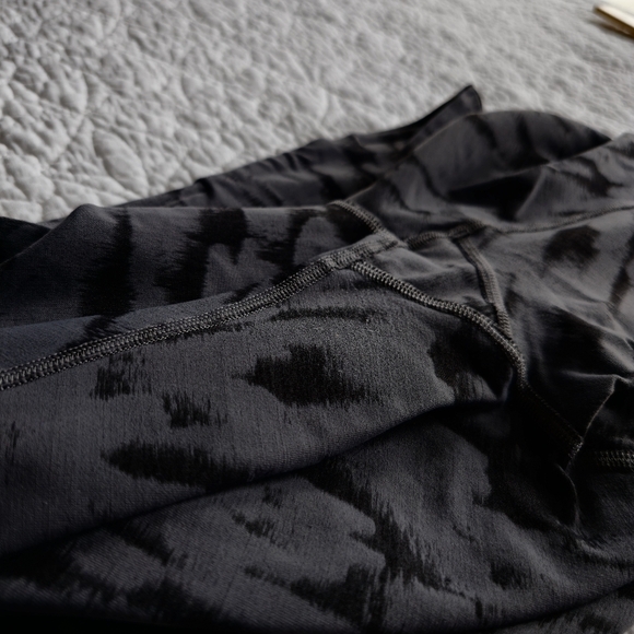 Lululemon InStill High-Rise Crop Tight 23" - Camo Asphalt Grey Black - Picture 14 of 15